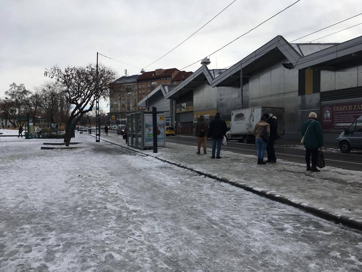 Baromira nem takarítják Budapesten a lefagyott megállókat