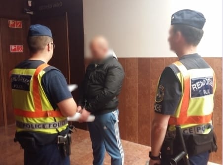 Csíkos gatyában vitték a bíróságra a debreceni trafikrablót – videó