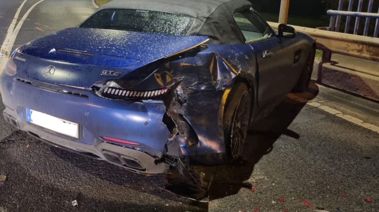 Nem is vezethetett volna a 19 éves fiatal, aki az Egér úton összetört egy Mercedes-AMG GT-t