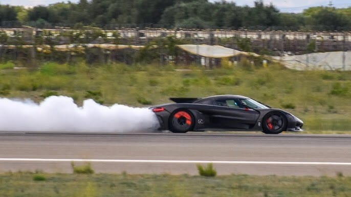 Majdnem elfüstölt egy rendezvényen a Koenigsegg 350 km/h-s tempóra képes hiperautója – videó