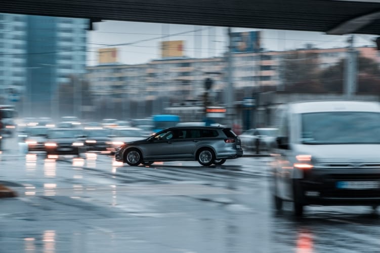 Ilyen időben nem elég a nappali menetfény – figyelmezteti az autósokat a rendőrség