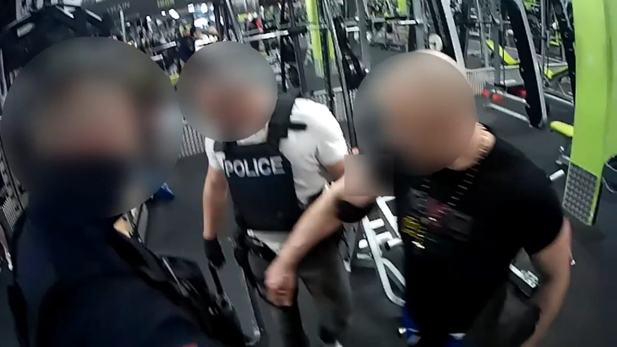 „Egy köcsög rendőrkutya vagy?” – kérdezte a rendőrtől, elfogták