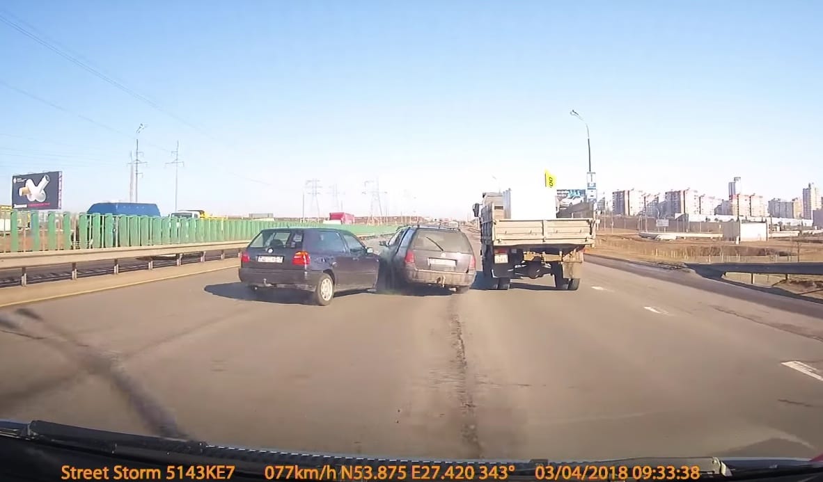 Egy dolgot felejtett el a sofőr, pont abból lett baleset – videó