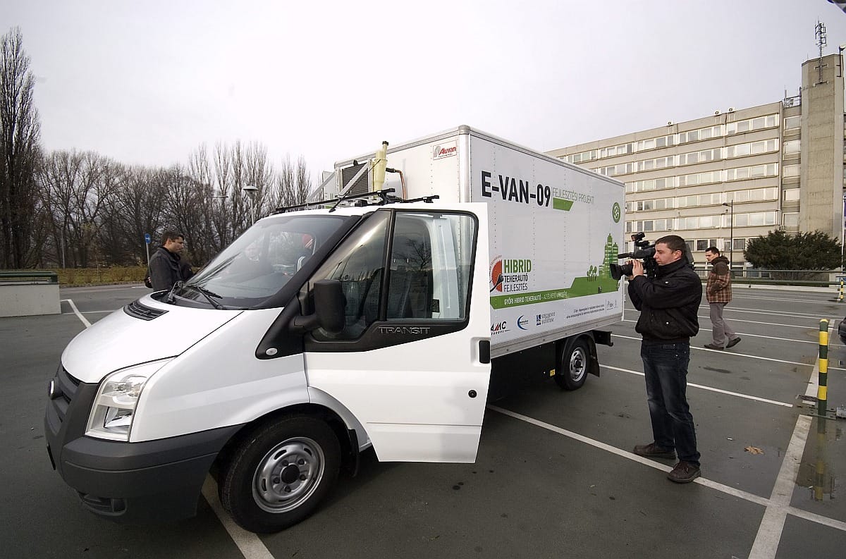 Bemutatták az első magyar hibrid teherautót