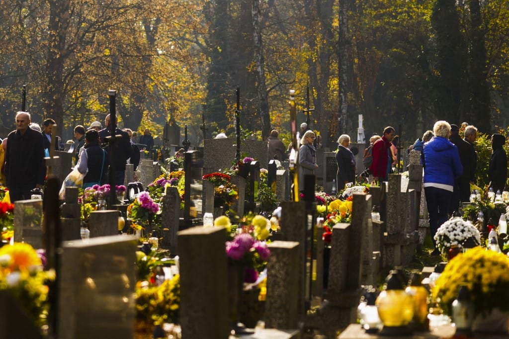 A férje sírja mellett, a bezárt temetőben halt meg egy lengyel nő, mert nem jutottak be a mentők
