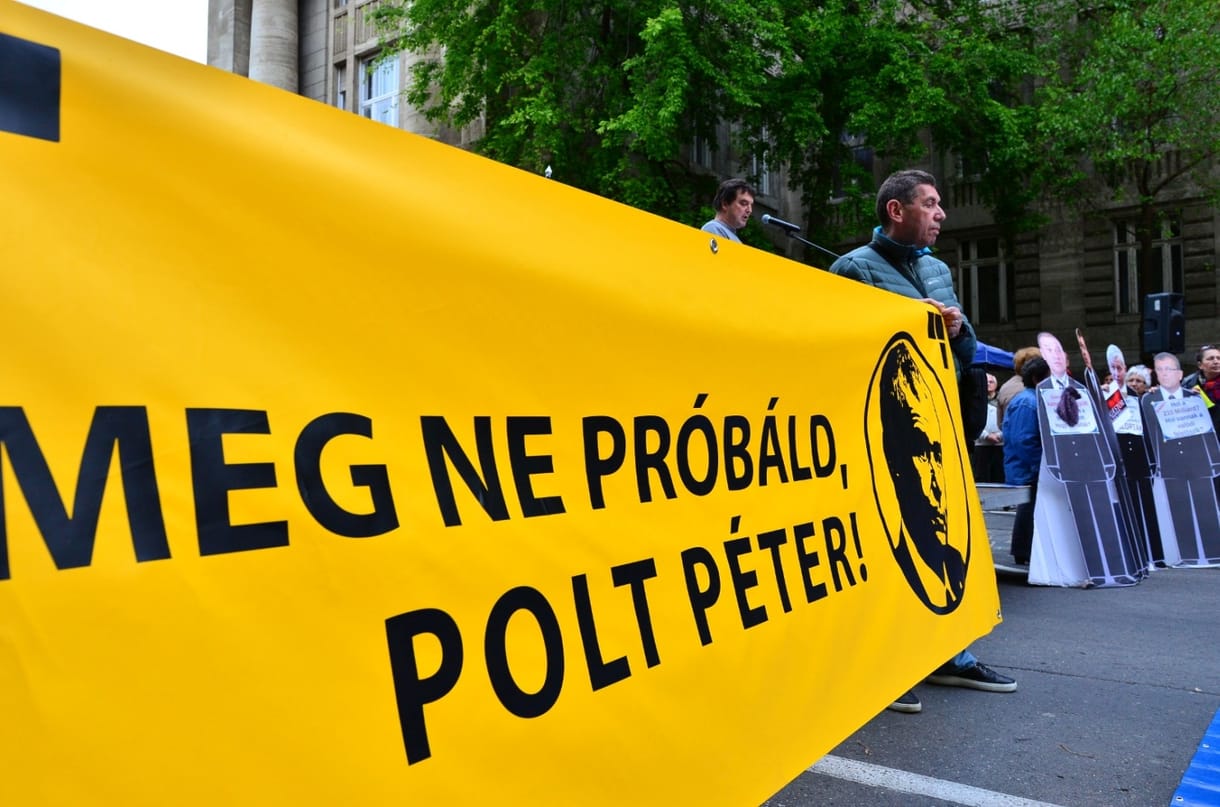 “Meg ne próbáld, Polt Péter!” - Quaestor-ügyben tüntettek az ügyészség előtt