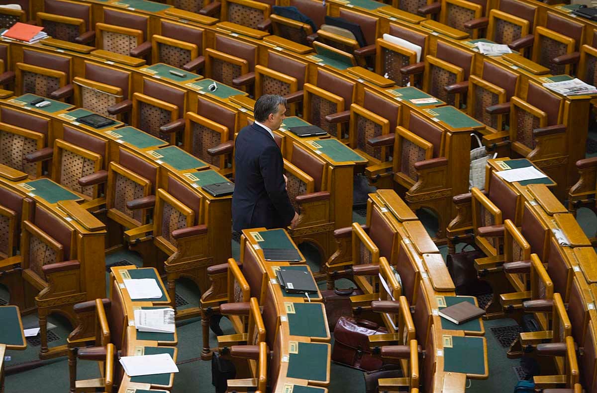 Bizonyítványt kapnak Orbánék - percről percre a Parlamentből