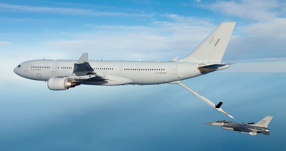 Olyan fejlett az Airbus A330-asa, hogy éjszaka is képes a levegőben tankolni a repülőgépeket – videó