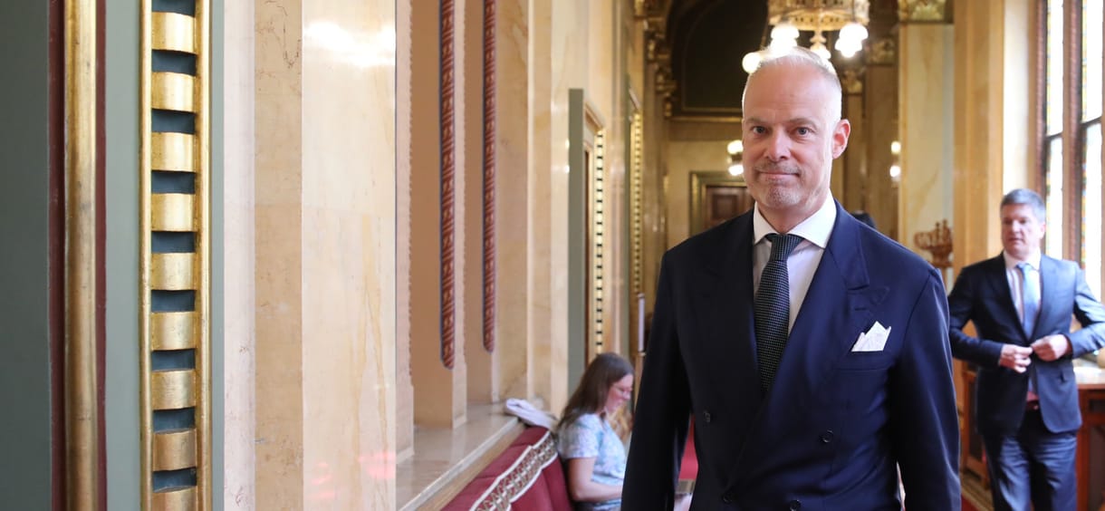 A honvédelmi miniszter parlamenti meghallgatását sürgeti az ellenzék a Győr érintésével Ukrajnában landolt helikopterek ügyében is