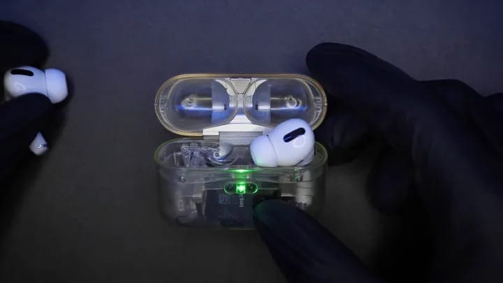 Átlátszó AirPods-tokot csinált egy youtuber, akár otthon is ki lehet próbálni az összerakását