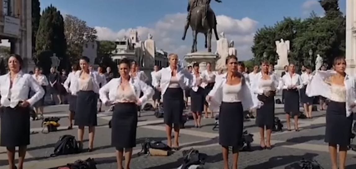 Videó: Vetkőzős flashmobbal tiltakoztak az állásukat vesztett stewardessek Rómában