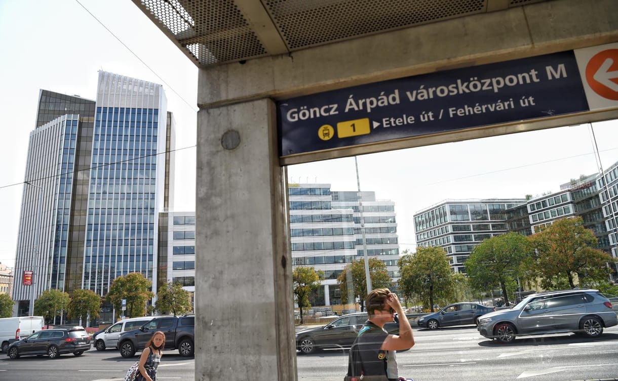 Autó és villamos karambolozott a rendőrség székháza előtt