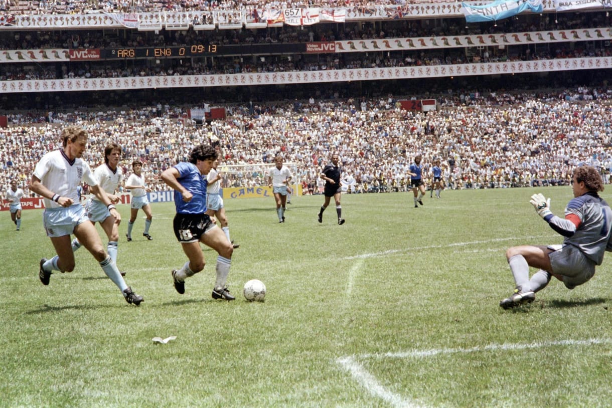Kétmilliárd forintot is adhatnak a mezért, amiben Maradona „Isten keze-gólja” született