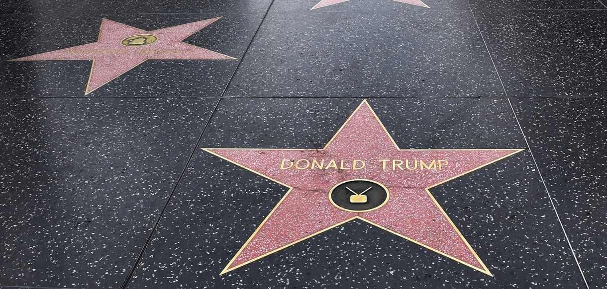 Videóra vették, ahogy valaki csákánnyal veri szét Trump csillagát