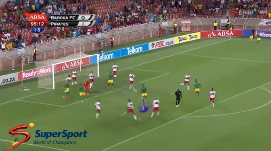 Elképesztő gólt ollózott ez a nyurga kapus - videó