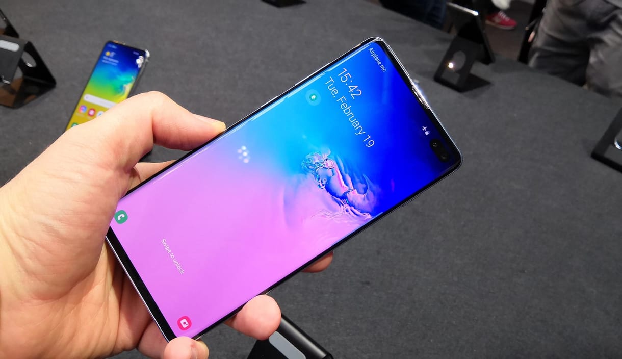Frissítést küldött a Samsung a Galaxy S10-eknek, megbolondultak a készülékek