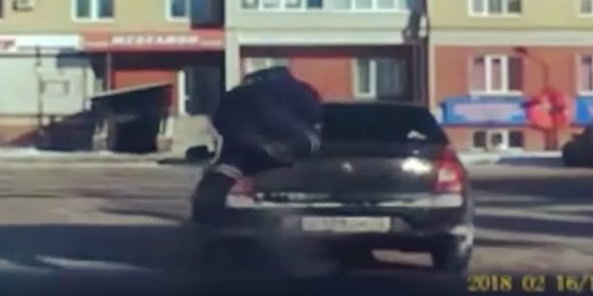 Úgy állította meg az orosz rendőr az autótolvajt, mint a filmeken – videó