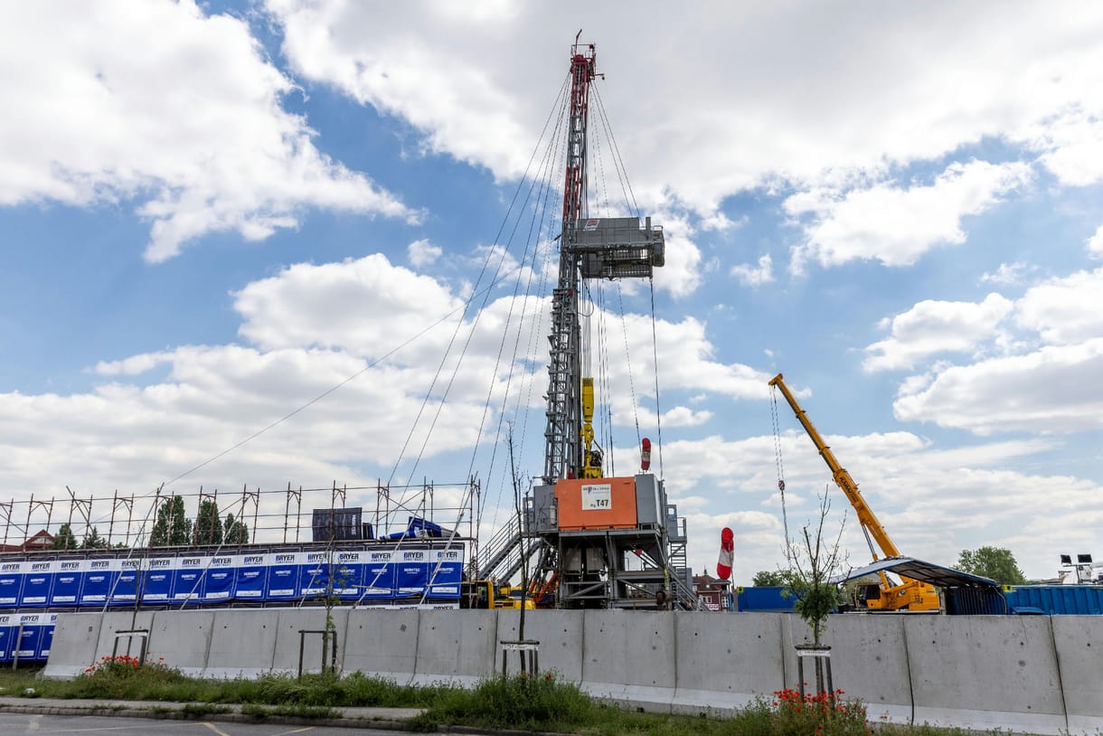 Súlyos munkahelyi balesete után meghalt a Bayer Construct dolgozója, a cég mégis indulhat közbeszerzéseken