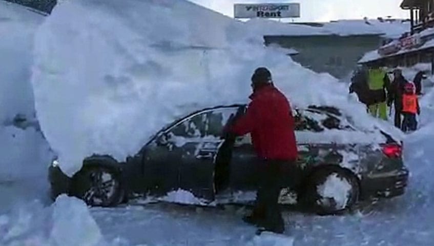Videó: kicsit sok a hó Ausztriában, kétméteres hósapkát viselnek az autók