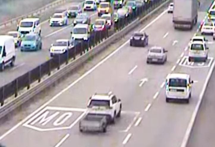 Úgy gondolta egy autós, keresztülvág az M0-s sávjain, de nem lett jó vége – videó