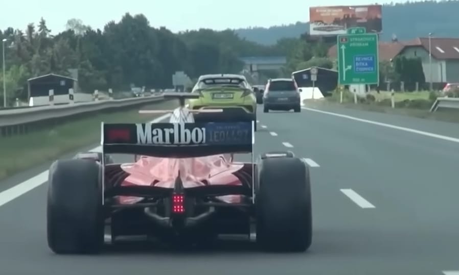 Ismét normál közúti forgalomban bukkant fel egy Formula versenyautó, keresik a rendőrök