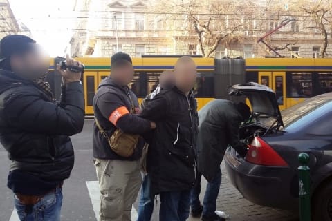 Kokainnyelőt fogtak a rendőrök a Nagykörúton – videó, fotó