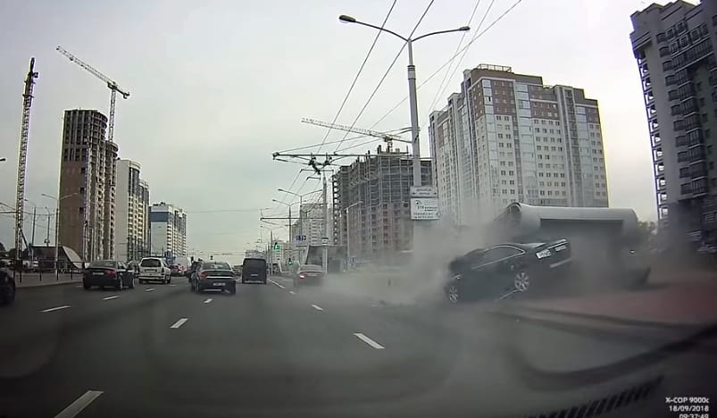 Itt egy épületes példája a relatív gyorshajtásnak – videó