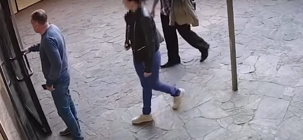 Így kapcsolnak le egy korrupt roszatomost tízmillió forintnyi kenőpénz átadása közben – videó