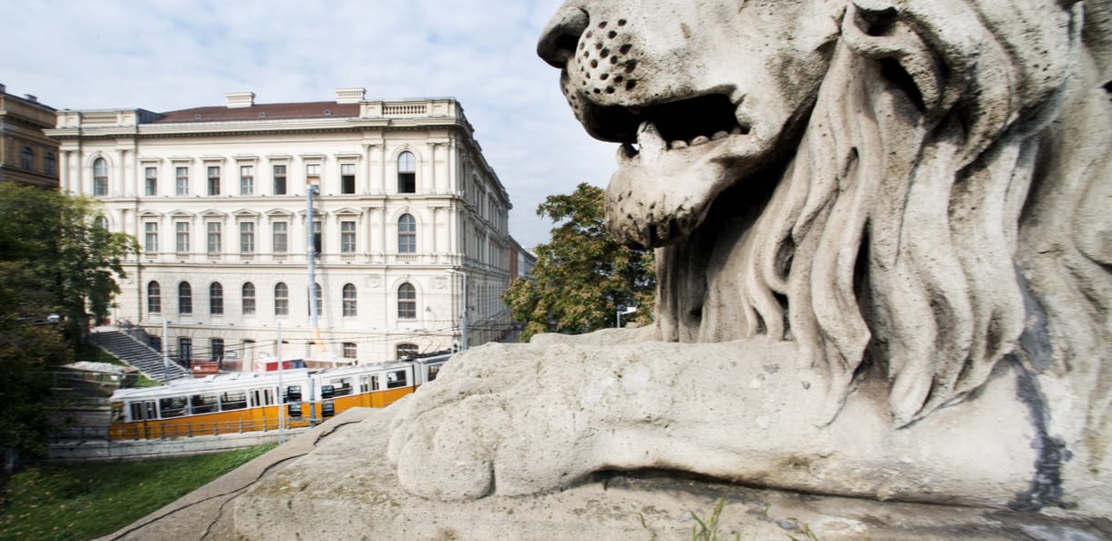 Egy hajszálba kapaszkodik a kormány az államadósság ügyében