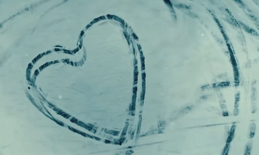 Hóba rajzoltak Valentin-napi üzenetet az 1500 lóerős hibrid hiperautóval