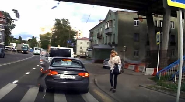 Szabálysértés lehet mobilozva átkelni a zebrán Romániában