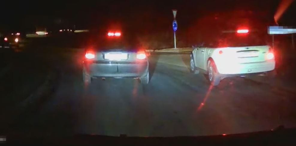 Büntetőfékezés után számonkéréssel folytatta egy autós a körforgalomban – videó