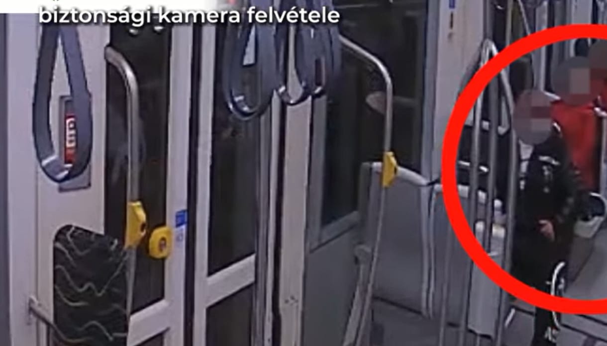 Vádat emeltek az 1-es villamoson késelő férfi ellen
