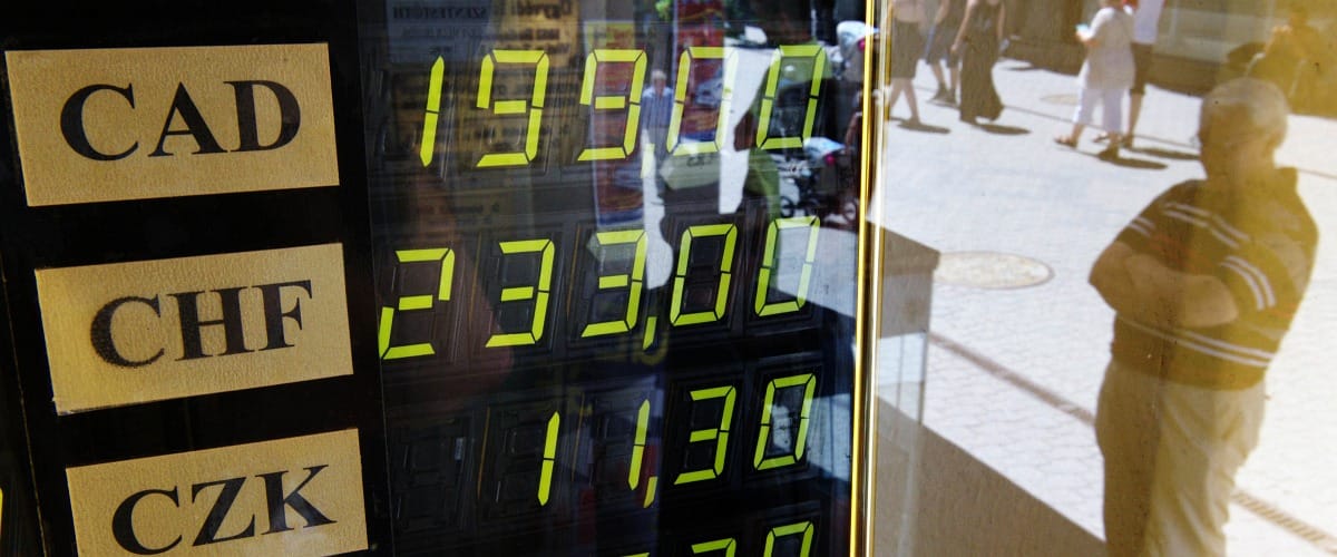 Továbbra is 233 forint felett jár a svájci frank