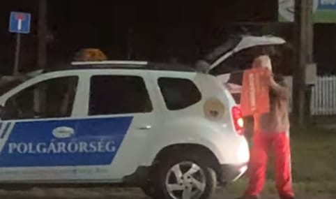 Érden a polgárőrség segíti a Fidesz-plakátok kihelyezését