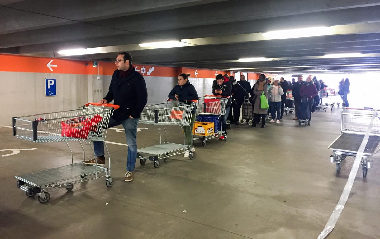 Belgiumban félbehagyják a járványügyi korlátozások enyhítését