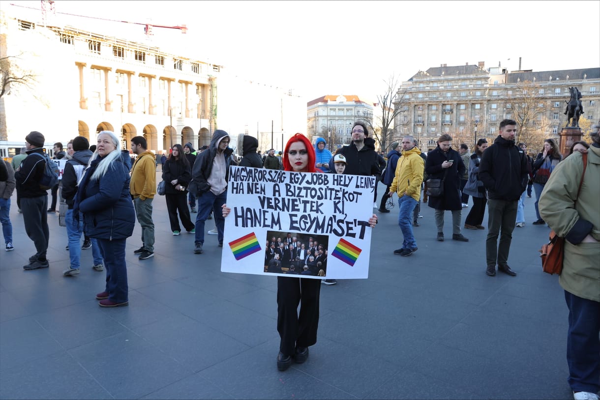 „Nem félek, dühös vagyok” – a Kossuth téren tüntettek a Pride betiltása ellen