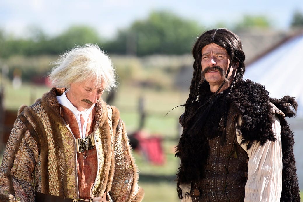 Részeg hírességek mesélik el a magyar történelmet a Comedy Central új műsorában