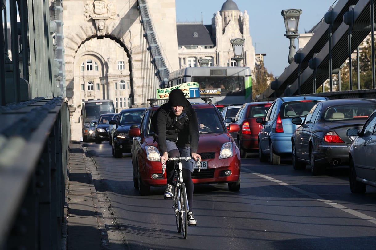 Lezárják a Lánchidat a turistabuszok és a teherautók elől