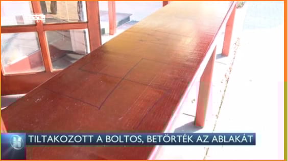 Betörték a boltos kirakatát, aki tiltakozott az alpolgármester viccelődése ellen