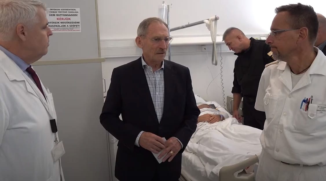 Pintér Sándor meglátogatta az esztergomi robbantás sérültjeit a Honvédkórházban - videó