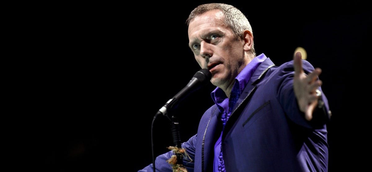 Hugh Laurie leült a zongorához a karanténban, és milyen jól tette