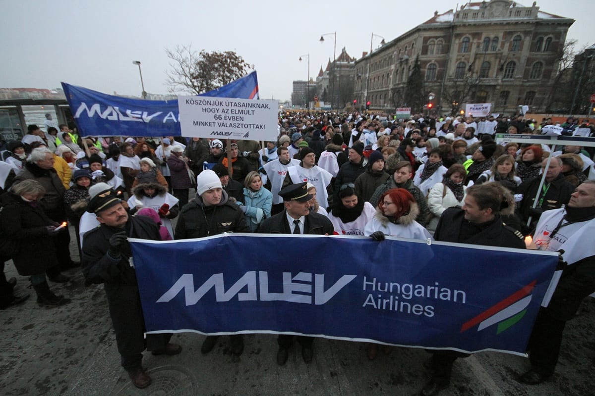 Egyenruhás búcsúmenetben vonulak a Malév-dolgozók