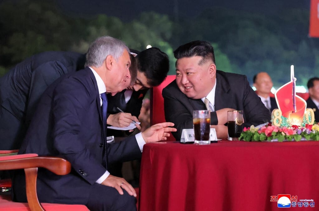 Miközben Putyin Trumphoz tart Alaszkába, az orosz Duma elnöke Kim Dzsongunnal barátkozik Phenjanban