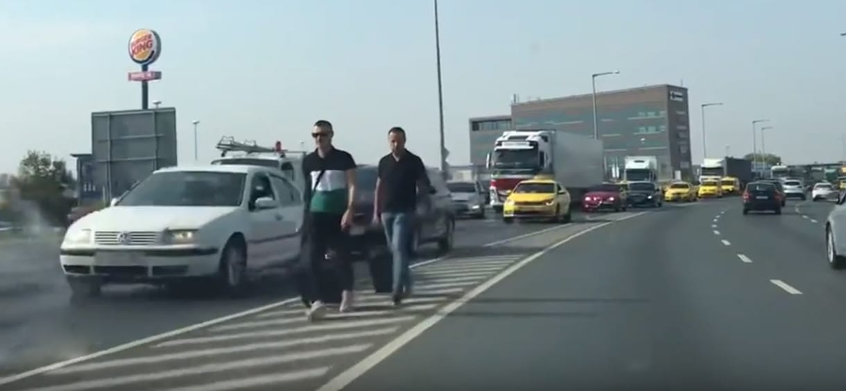 Akkora dugót okoztak Erdoganék, hogy valaki bőröndjét az út közepén húzva indult el a reptérre
