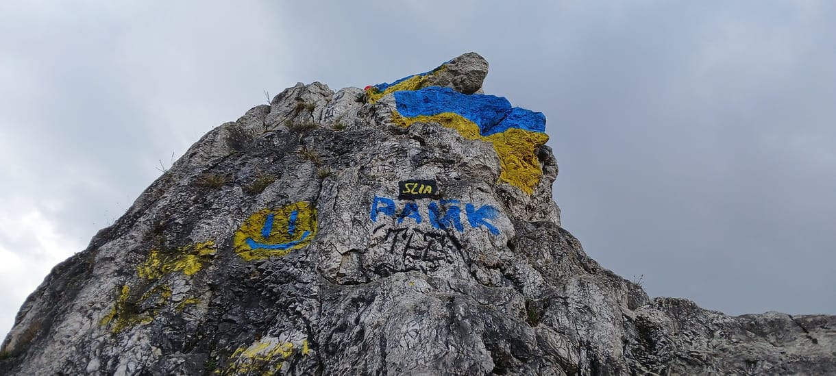 Ukrán nemzeti színekbe festették Normafán a Tündér-sziklát, védett növények pusztultak el