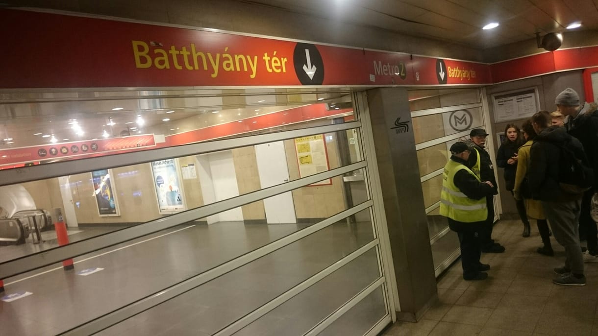Bíróságra mehetnek a fiatalok, akik miatt le kellett állítani a 2-es metrót