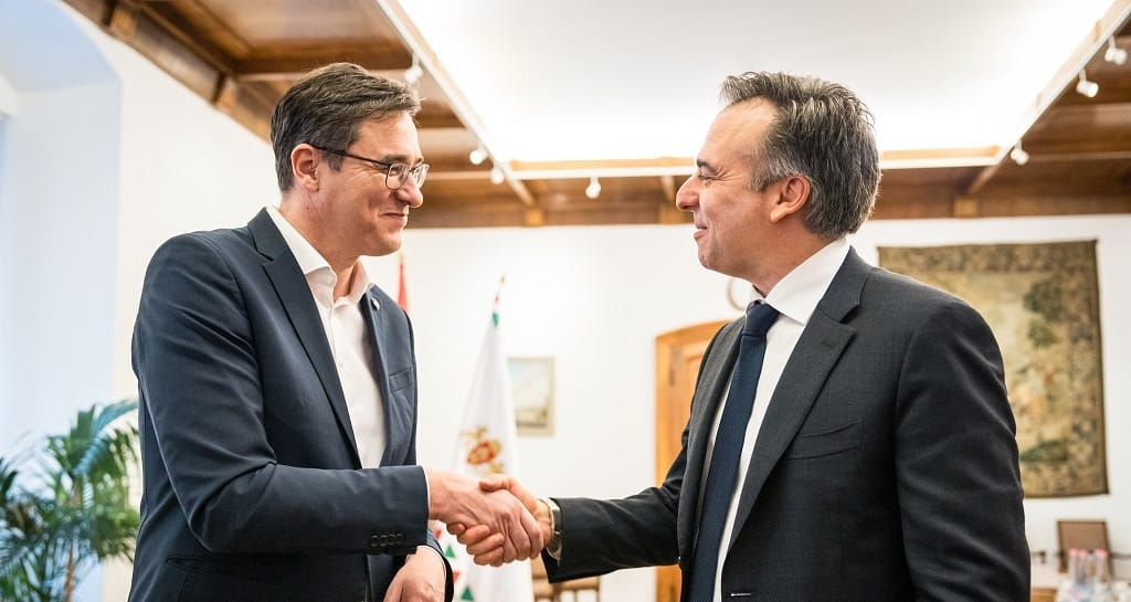Karácsony Gergely egy drMáriás-képpel búcsúzott David Pressmantől