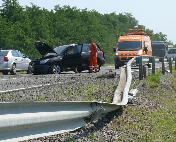 Szalagkorlát fogta meg a Toyota terepjárót – fotó