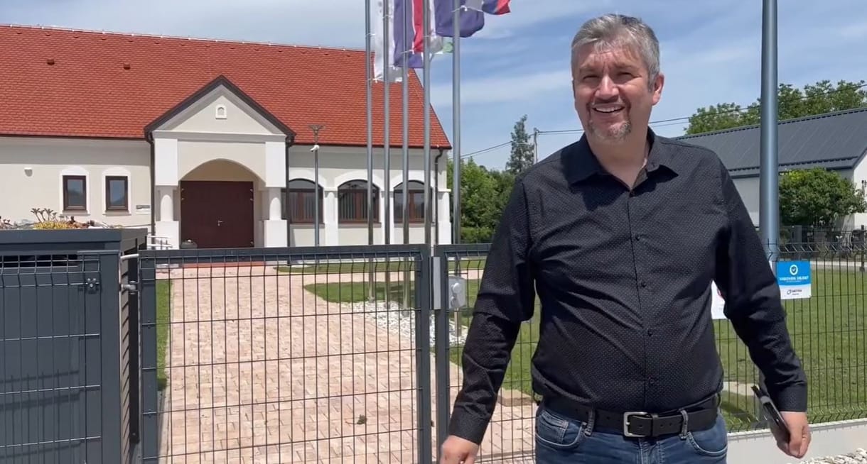276 millióval támogatta az Orbán-kormány azt a szlovéniai fejlesztőközpontot, amely Hadházy Ákos szerint üresen áll egy falu szélén